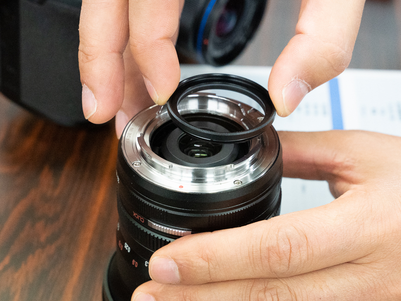 後部にねじ込み式のレンズフィルターが付く。