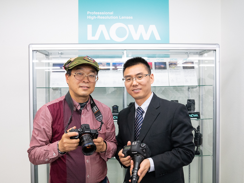 聞き手の伊達淳一氏（左）と、Venus Opticsの社長であり"LAOWA"こと李大勇氏（右）。