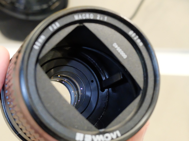 日本で初お目見えした60mm F2.8 Ultra-Macroの内側。鏡筒の構造が丸見えなところにも、スペック同様の突き抜け具合が感じられた。（CP+2016で撮影）