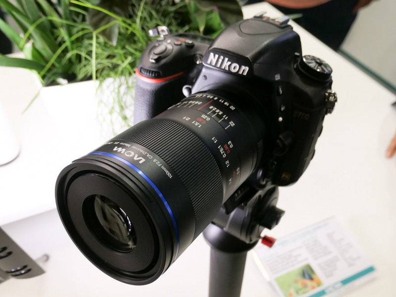 フォトキナ2018に展示していた「100mm f/2.8 2X Ultra-Macro APO」。ソニーEマウントのほか、同じく電子マウントのキヤノンEF用も自動絞りにも対応している。