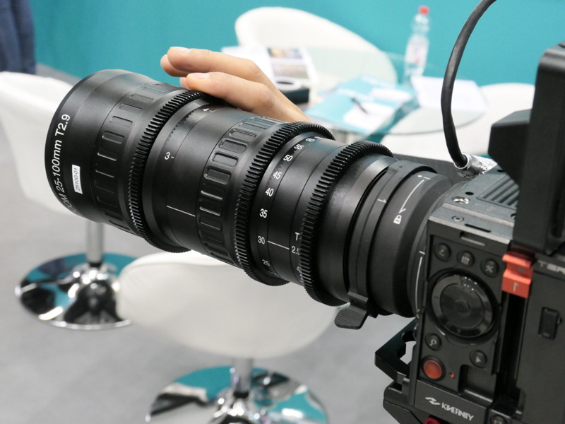 25-100mm T2.9（フォトキナ2018で撮影）