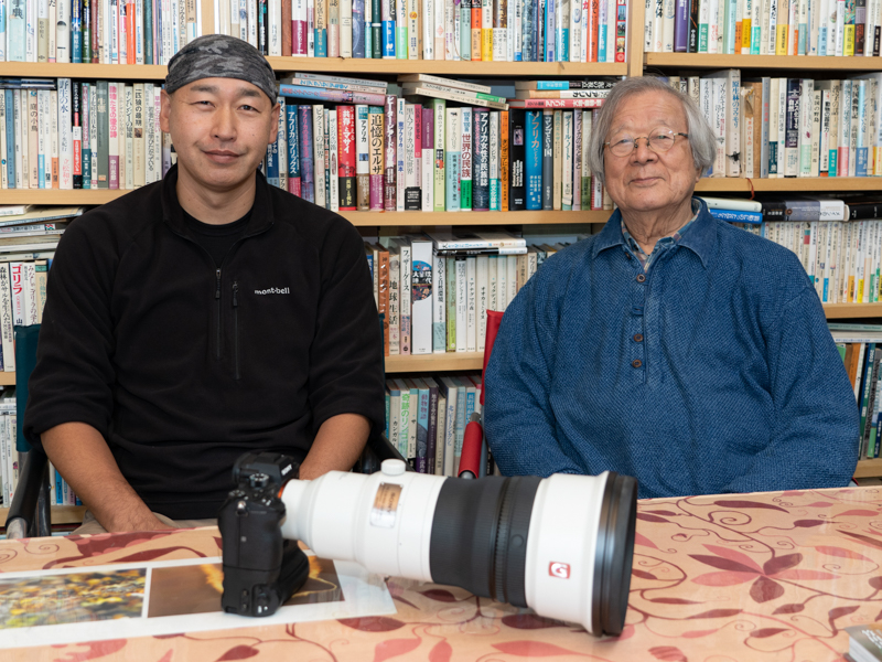 野口純一さん（左）と竹田津実さん（右）。同じ北海道に住む者同士、同じくキタキツネやサバンナの動物を愛する動物写真家として、対談は盛り上がった。