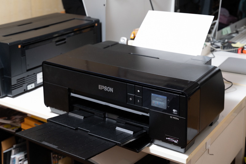 今回、仕事場で見せてもらったエプソンプロセレクション「SC-PX5V<span class="fnt-80">II</span>」。A3ノビサイズのプリントに対応した顔料プリンターだ。