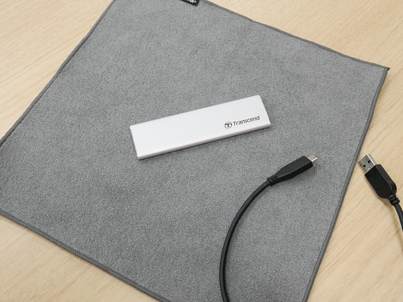 ケーブルを繋いだままでは端子を傷めるし、別々に管理すると紛失が怖い。