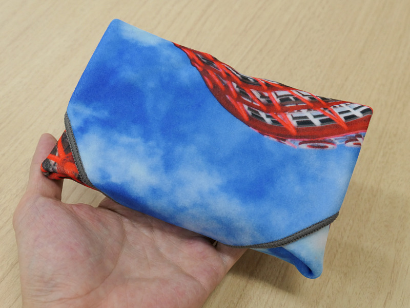 Sサイズで余裕のラッピング。一緒にイヤフォンやケーブル類もいけそう。