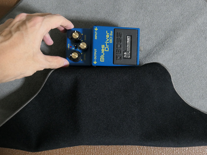 1台のエフェクターをぐるっと包んで、