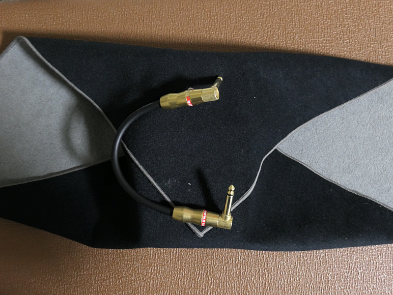 エフェクターに触れないようにケーブルを置いて、左右から包むと