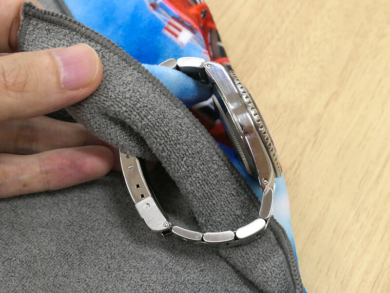 バックルが裏蓋を傷つけないよう、金属ブレスレットの中を通す。