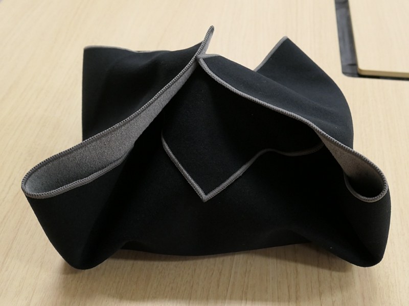 こう。冗談はさておき、触れればくっつくのが伝わるだろう。