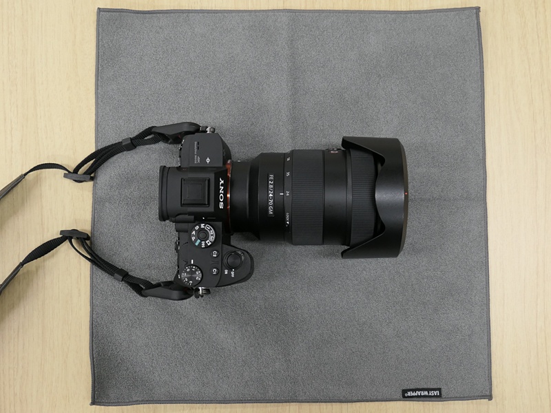 フルサイズミラーレスカメラ+F2.8標準ズームレンズ（Mサイズ使用）。