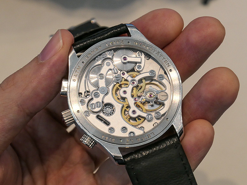 6月にドイツ・ウェッツラーで披露された「ライカ Watch」（※弊社媒体の名前ではない）の背面。左手に腕時計、右手にカメラという忙しい撮り方でもここまで写る。