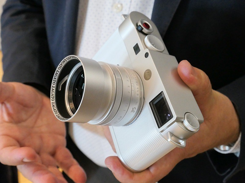 グループインタビュー中に撮影。手元でメモを取りつつ、背面モニターを頼りに片手で扱えるためチャンスに強い。動きのある手元を撮ったが、ピント位置も狙ったとおり。シャッタースピードさえ決めておけば安心だ。