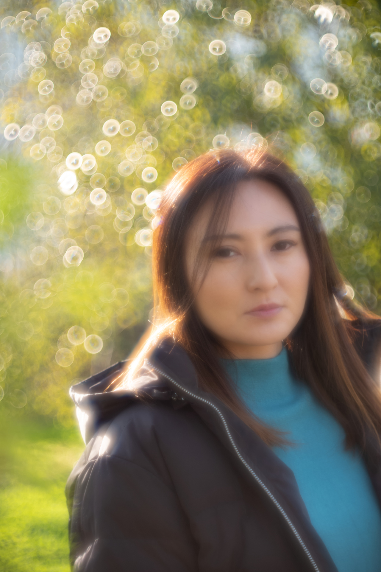 センタースポットフィルターを装着すると、解像力のあるレンズ中央の光を使わずに収差量の多い周辺光のみで結像するため、フィルター無しの時よりもソフト量が増える。さらに背景の光点ボケの輪郭強調も強くなる。ライカM10 / ISO200 / F2.3 / 1/750秒 / WB:オート / フィルターあり