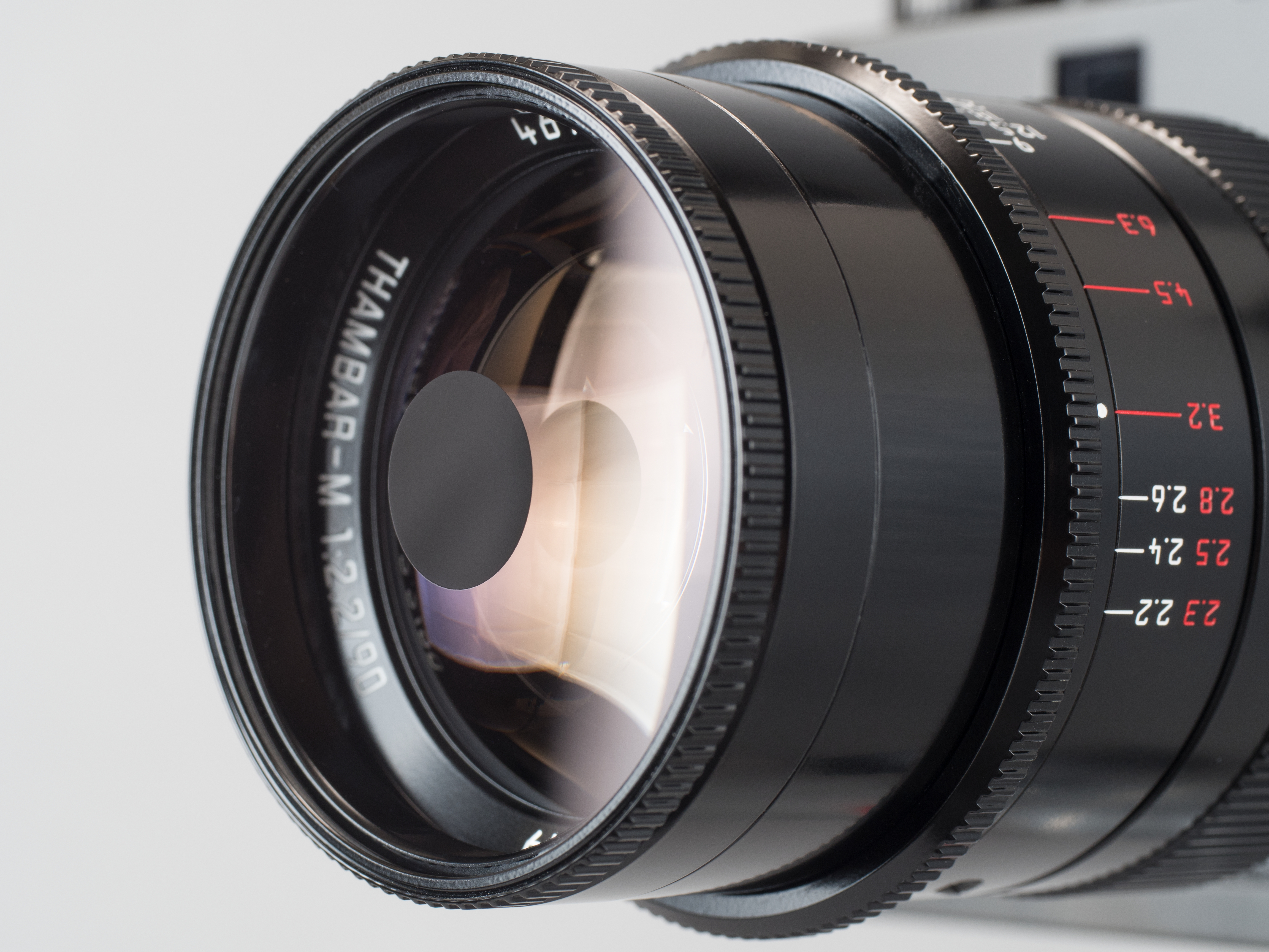 センター部分だけ光を通さない特殊なセンターフィルターが付属する。このフィルターを付けると鮮鋭度の高いレンズ中央部の光が遮られ、収差量の多い周辺光だけで結像するため、フィルター無しのときよりソフト効果が強くなる。