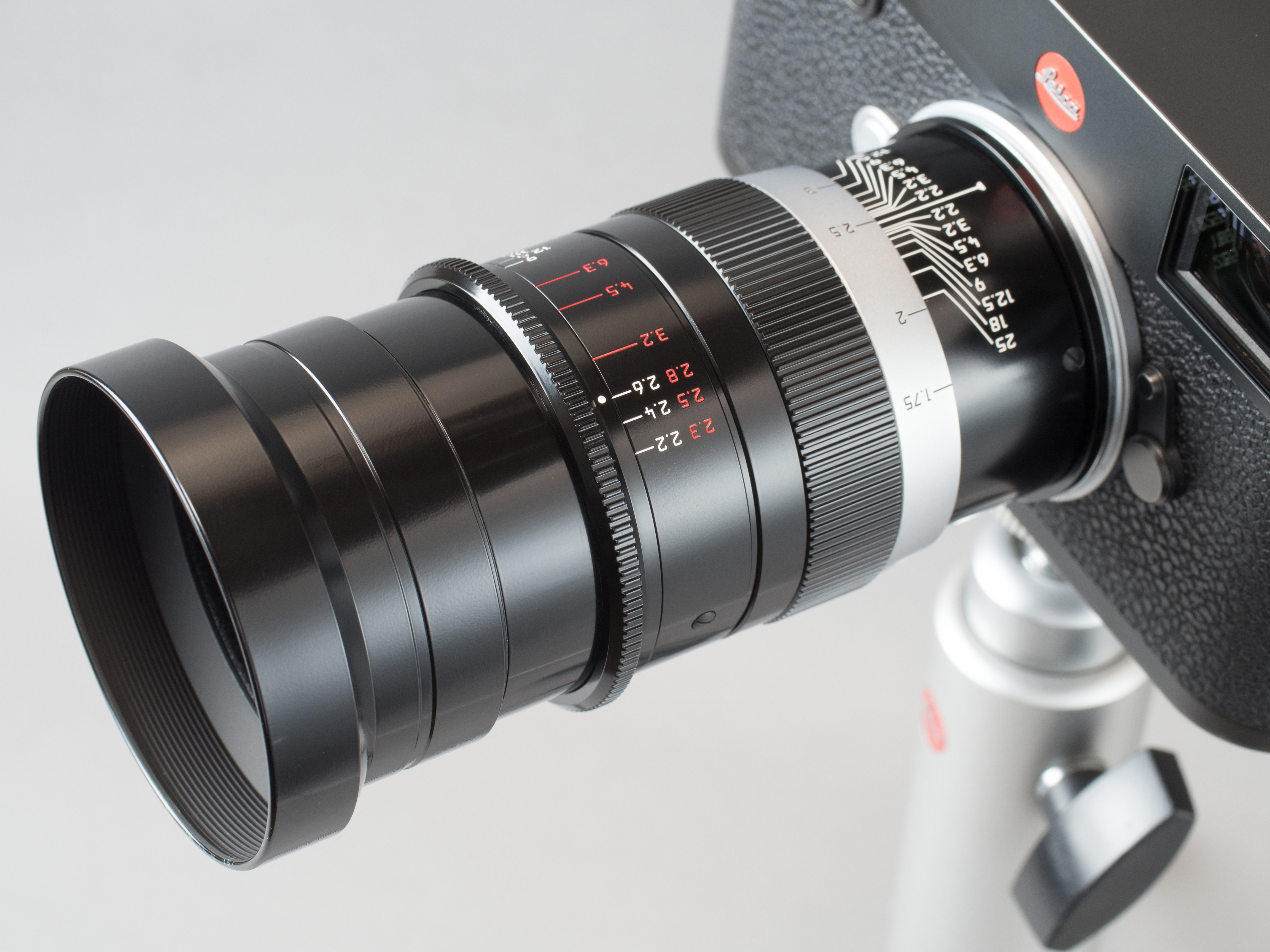 真鍮製のフードはかぶせ式でロックなどはないが、かなりシッカリと装着されるので不意に外れる心配はほぼない。