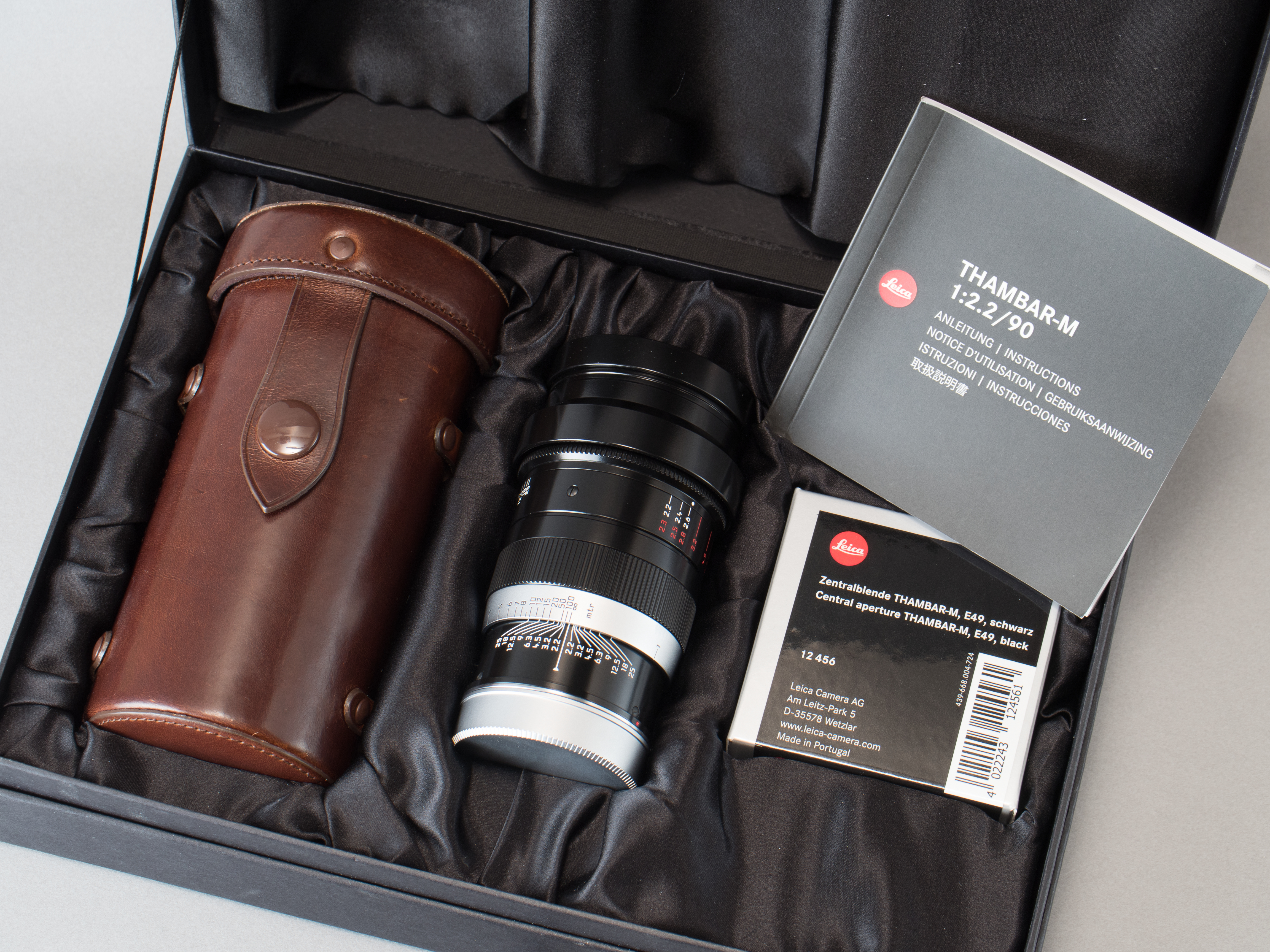 レンズ本体のほか、専用革ケースやそのストラップ、センタースポットフィルターなどが付属する。革ケース上部にはフィルターを収納するスペースも設けられている。
