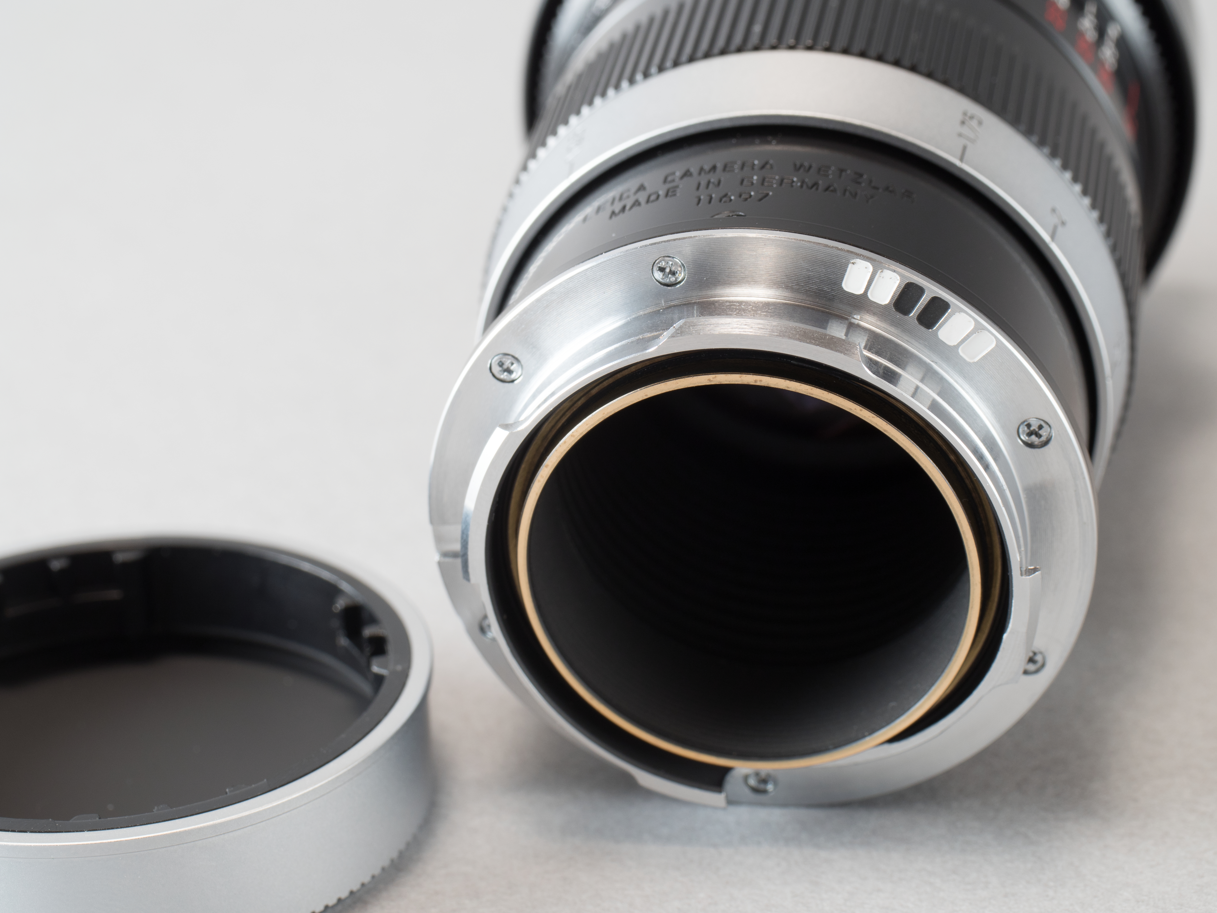 オリジナルTHAMBARはライカスクリューマウントだったが、新THAMBARはMマウントを採用する。6ビットコード付きでカメラ側へレンズ情報が伝わる仕組み。付属の金属製リアキャップは当然Mマウント用だが、スクリューマウント時代のキャップを模した形状になっているのは芸が細かい。