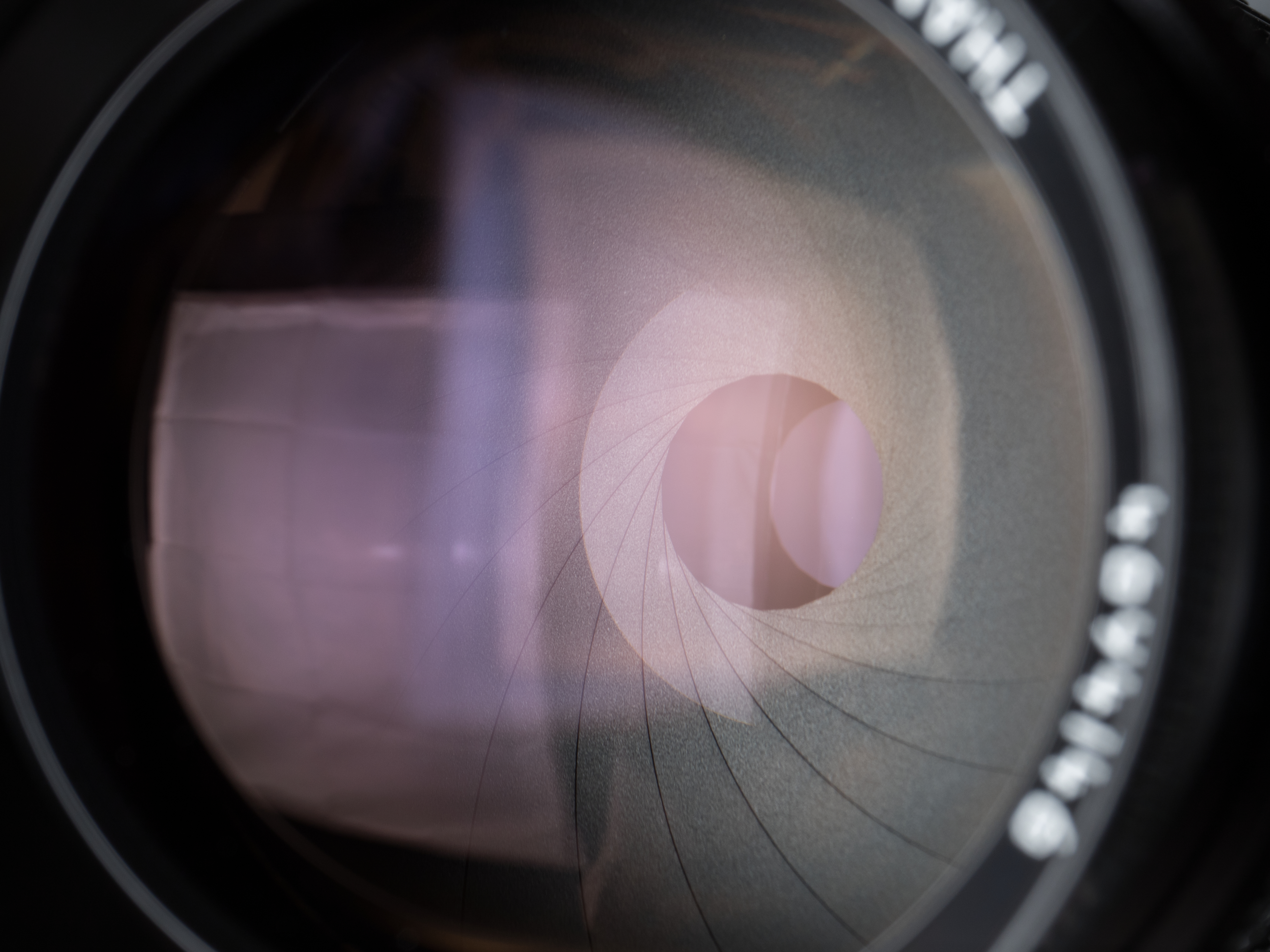 絞り羽根は20枚で、絞っても円形を維持する。