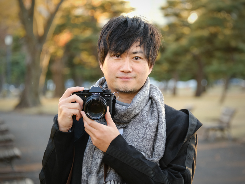 お話をうかがった浅岡省一さん。夕景/夜景/雨景を絡めたポートレート作品で知られている。