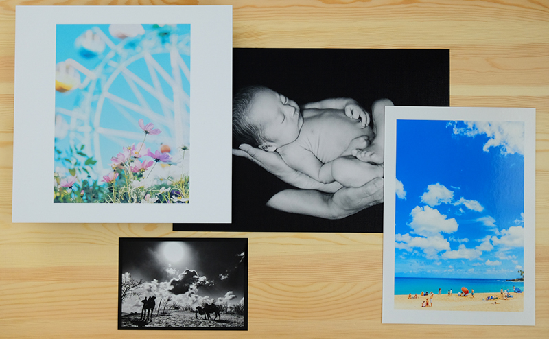 海の写真：A4（297×210mm） / グロッシー / 裏打ち<br>花の写真：297SQ（297×297mm） / ラスター / Museum加工<br>モノクロ風景：2L（178×127mm） / グロッシー / 後加工なし<br>ニューボーンフォト：四切ワイド（381×254 mm） / 面種：キャンバス / 後加工なし / ＠撮影：飯田聡子（fotopia）