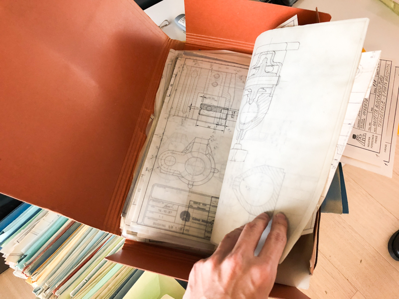 イタリア本社に保管されている、マンフロットとジッツオの設計資料。