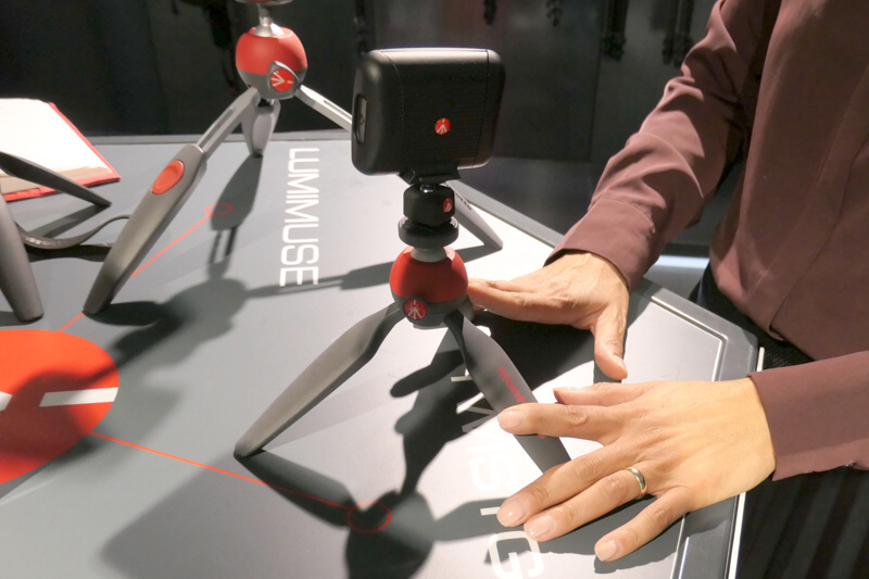 マンフロットの「PIXI」シリーズ。テーブル三脚の市場で定番化している。