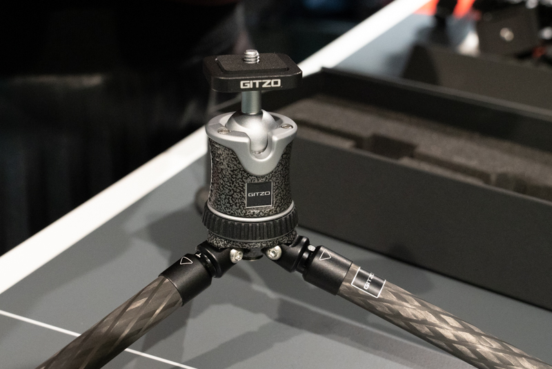 脚を引っ張ると開脚角度を変えられる。ノブが飛び出ない構造のボール雲台も珍しい。