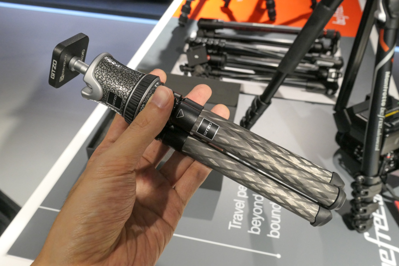 ミニトラベラーは、PIXIのジッツオ版といった存在。価格はPIXIの10倍以上だが、モノとして強烈に魅力的。光に浮かぶカーボンパイプの模様がたまらない。