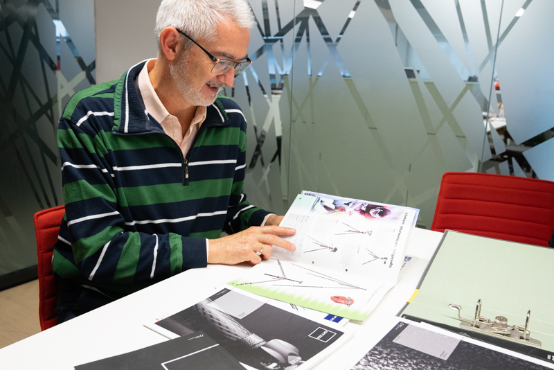 研究開発部門のPaolo Speggiorinさん。当時のカタログを手に。