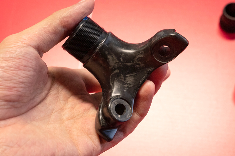 ジッツオがコスト度外視である見本。100台限定で販売された100周年モデルは、本体部分までカーボン製のカーボン三脚だった。もはやラグジュアリー製品だ。