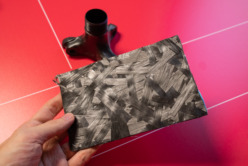 元になるカーボンファイバー素材。