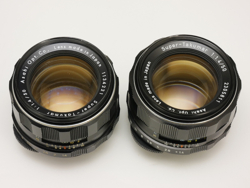 左から、6群8枚構成のSuper Takumar（1）と、6群7枚構成のSuper Takumar（2）。2本の商品名が同じなので、ここでは区別のために（1）（2）を付記した。