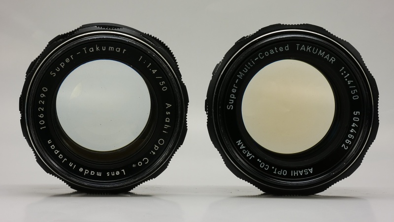 左：Super Takumar（1）、右：Super Multi Coated Takumar。Super Multi Coated TakumarとSMC Takumarはトリウムを含んだガラスを使用した「アトムレンズ」。Super Takumar（1）と並べると、経年変化により黄変していることが分かる。