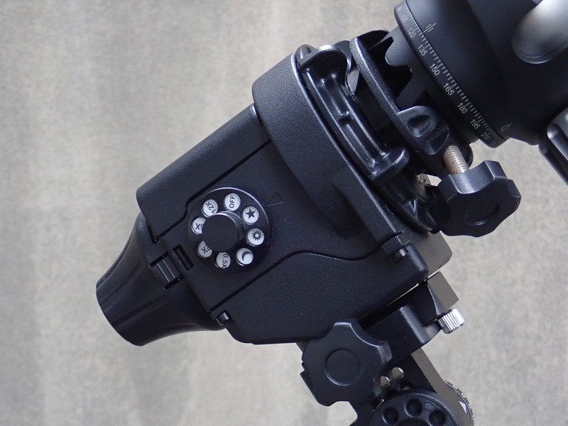 右側面のダイヤルで、回転速度を変更する。赤い照明付きで、夜間も確実に確認できる。