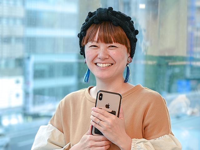 初心者向け写真講座「たのしいカメラ学校」でカメラ初心者に撮り方を教える矢島直美さん。スマホでの撮り方教室も開催している。