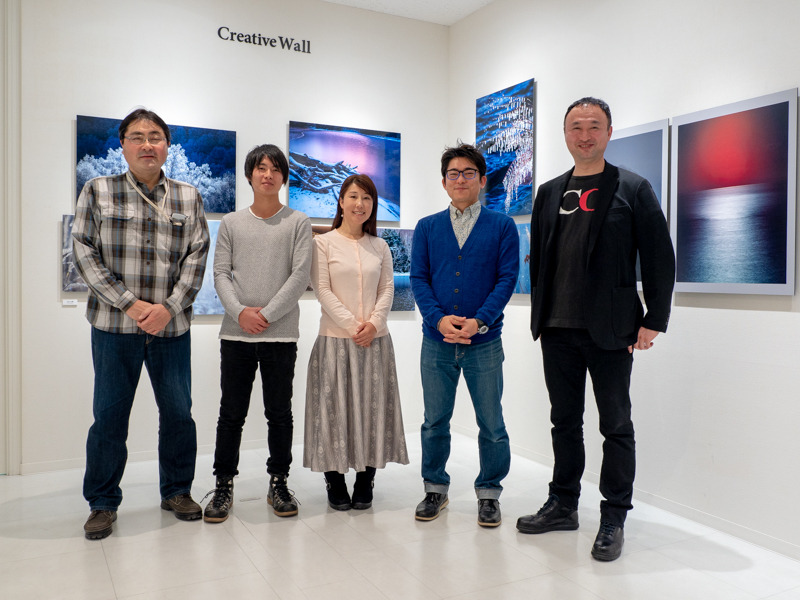 4 Seasons 〜OM-D E-M1 Mark IIで撮る四季〜 冬編の展示を前に、参加写真家5名が揃った。左から萩原史郎さん、木村琢磨さん、吉住志穂さん、今浦友喜さん、福田健太郎さん。