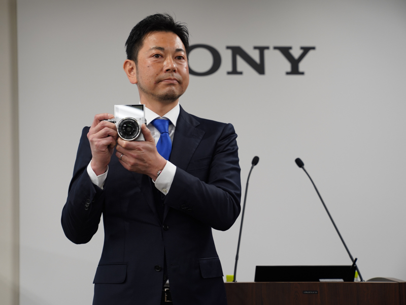 α6400を手にする大島正昭氏（ソニーイメージンプロダクツ&ソリューションズ株式会社デジタルイメージング本部第一ビジネスユニット担当部長）