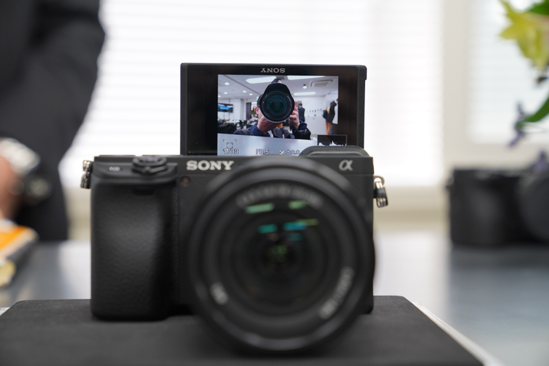 ブラック。セルフィー向けに、液晶モニターを180度チルトした状態。