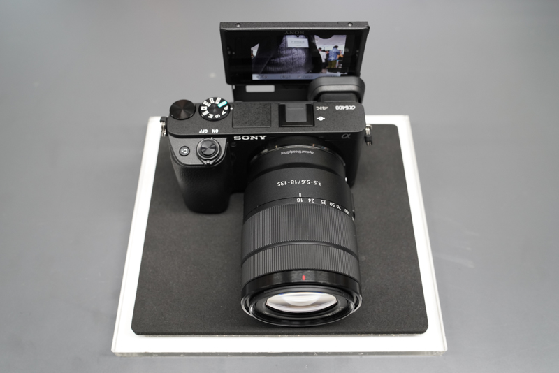 液晶パネルは2段階で引き出す構造となっている。