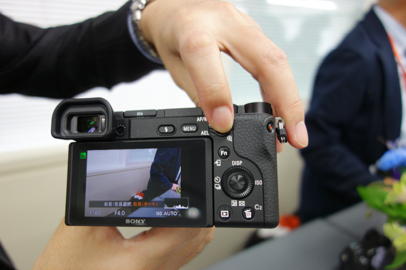 瞳の左右切り替えは、カスタマイズ設定によりワンボタンで操作可能。α6400自体もひじょうに軽量であるため、片手で操作が可能だった。このハンドリングの良さはAPS-C機ならではといったところ。