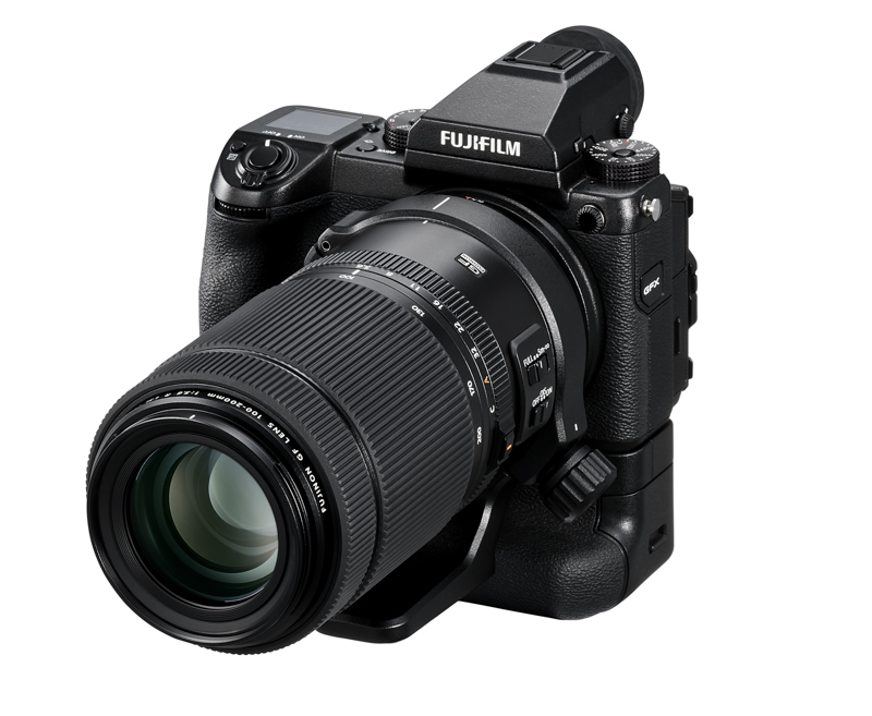 縦位置バッテリーグリップつきのGFX 50Sに装着。