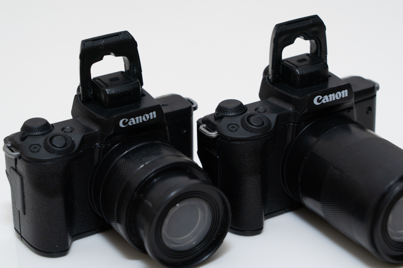 内蔵ストロボのポップアップを再現している。