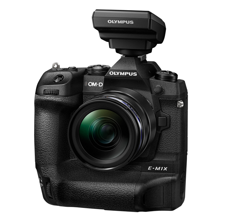 <center>OM-D E-M1Xにとりつけたところ。</center>