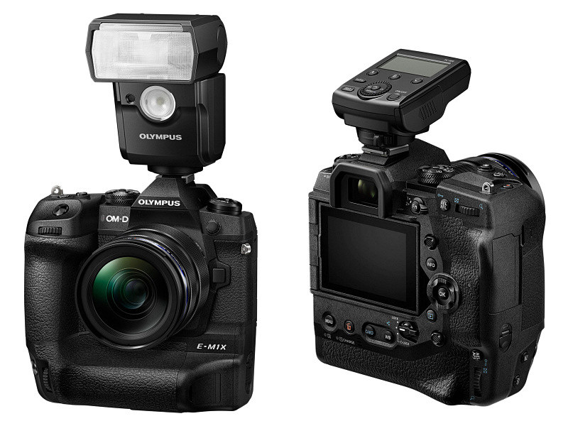 左：フラッシュFL-700WR装着例　右：コマンダーFC-WR装着例