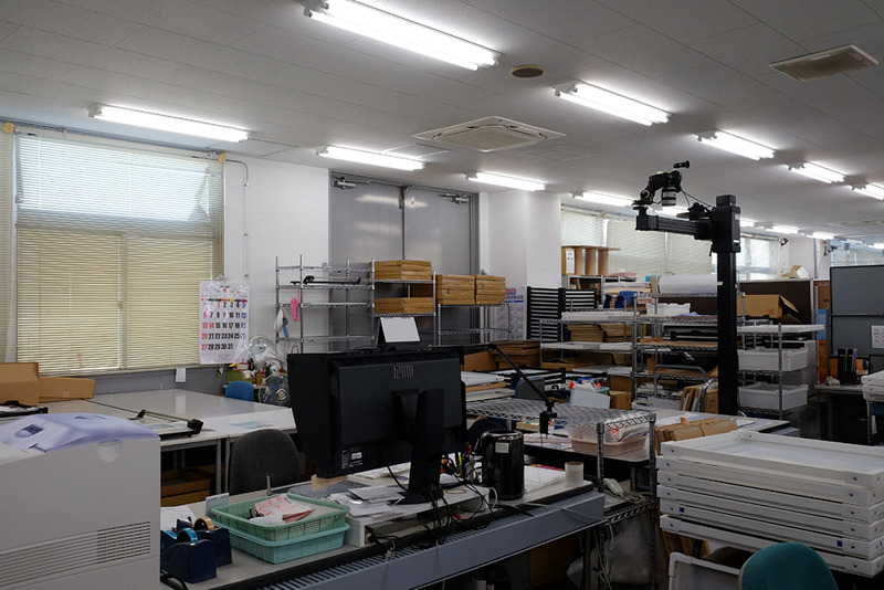 作業エリアの一部。蛍光灯はすべて色評価用です。