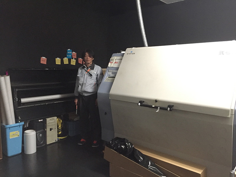 暗室に設置された露光機。露光されたロールは、壁面に見えるロールホルダーに暗闇の中でセットされる。