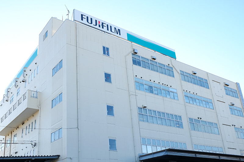 東京都調布市にある富士フイルム イメージング プロテック株式会社の本社。ここでプレミアムプリントサービスを含む、数多くのプリントが作られています。