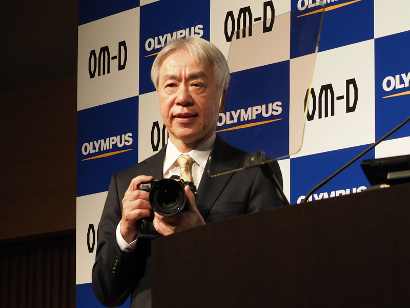 OLYMPUS OM-D E-M1Xを手にする笹宏行氏（代表取締役社長執行役員）。