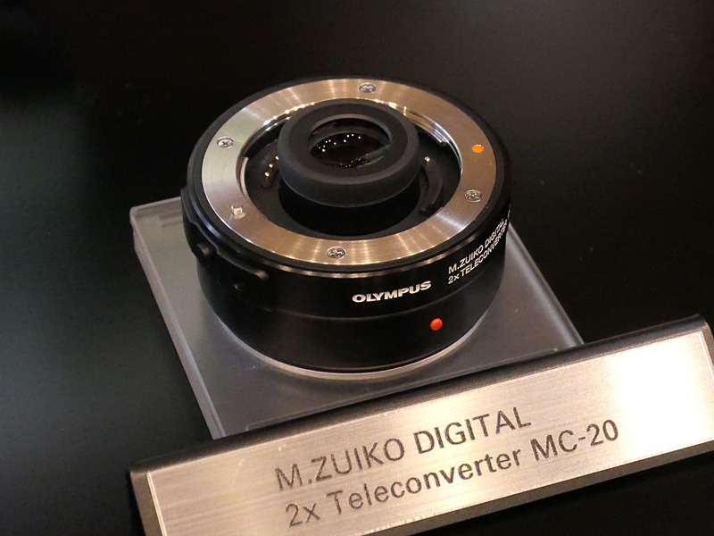 2019年夏に発売される「M.ZUIKO DIGITAL 2× Teleconverter MC-20」（モックアップ）。150-400mm TC1.25×に取り付けると最大で35mm判換算2,000mm相当になるのがアピールポイント。