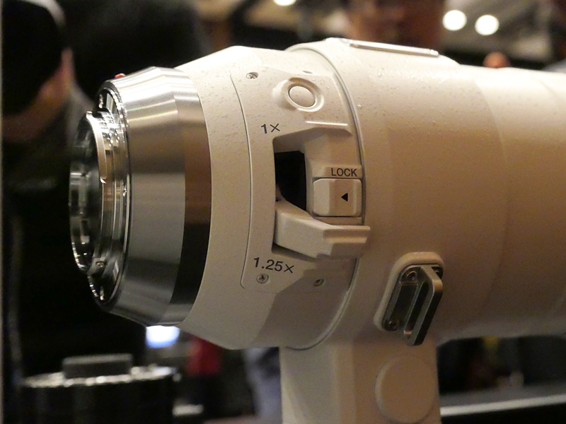 同社初のテレコン内蔵レンズとなる。切り換えスイッチは右側。望遠端400mmに1.25倍を掛けると、35mm判換算で1,000mm相当となる。同時発表の2倍テレコンでさらに倍（2,000mm相当）。